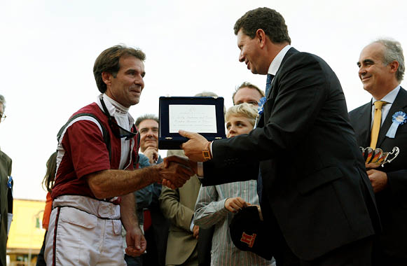 Foto: Anna Persson/Ronden Tor di Valle 20061008 Italienska Derbyt Lutfi Kolgjini tar emot pris