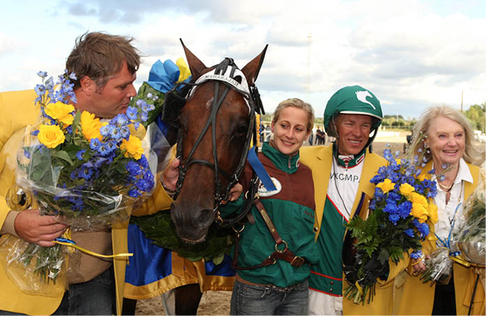 .Maharajah och rjan Kihlstr m, Stefan Hultman, Malin Wrigmar och Margareta Wallenius-Kleberg firar segern i Svenskt Travderby 2009. Foto: Mia T rnberg/Ronden