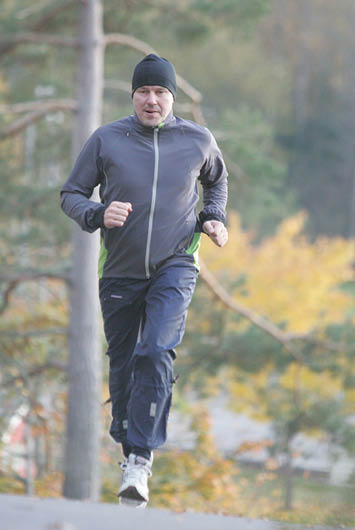 Foto: Anna Persson/Ronden Fituna 20071023 Reportage Timo Nurmos VNR 2007  Timo joggar