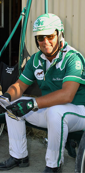 foto : mh : stefan hultman sitter och l ser p inf r hugo  bergs