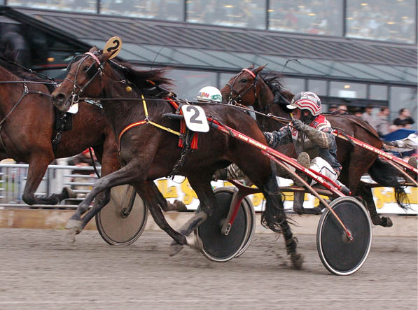 Alexia s  rjan Kihlstr m vinner Svenskt Trav-Oaks