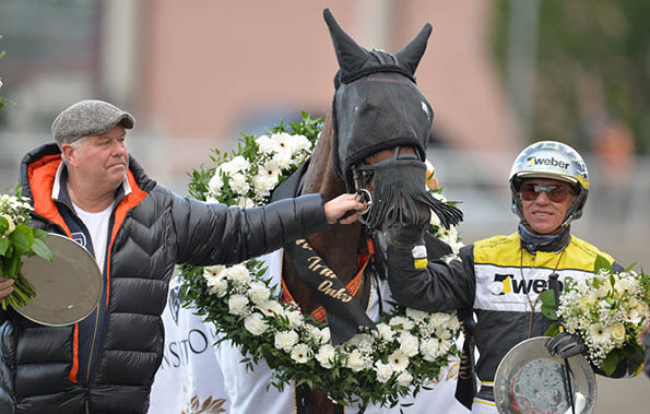 D'One med krans efter Svenskt Trav-Oaks Roger Walmann rjan Kihlstr m