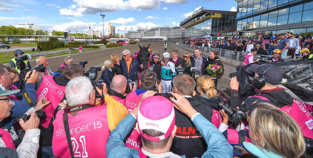 Foto : TB : roger Walmann rjan Kihlstr m fotograferas fotografer efter segern i Elitloppet med Magic Tonog