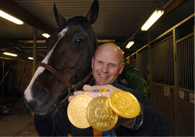 foto : tb : gidde palema ke svanstedt med tre stycken olympiska medaljer