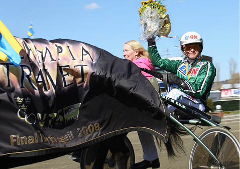 foto : mh : torvald palema och ke svanstedt segerdefilerar efter segern i olympiatravets final.