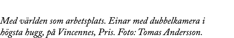 Med v rlden som arbetsplats. Einar med dubbelkamera i h gsta hugg, p Vincennes, Pris. Foto: Tomas Andersson. 