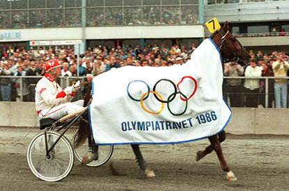 segerdefilering med olympia-t cke efter seger i olympiatravet 1986. fotograf: referens:860888 neg 9 place: